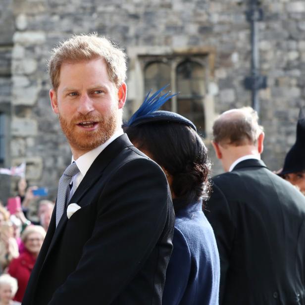 Prinz Harry bei einer Veranstaltung im Freien, umgeben von Zuschauern.