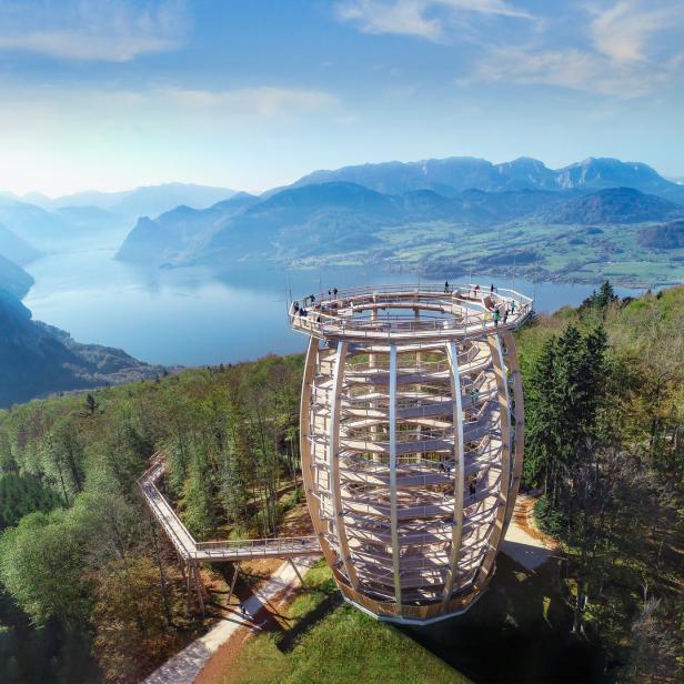 Der Baumkronenweg Salzkammergut bietet einen Panoramablick auf den Traunsee und die umliegenden Berge.