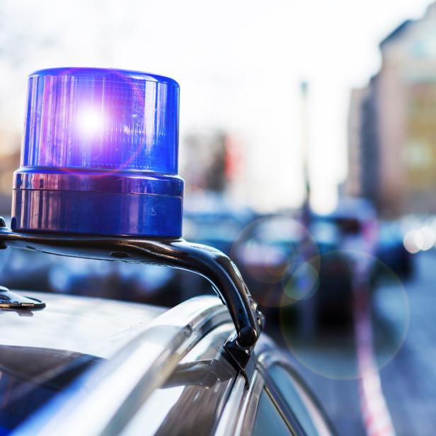 Ein blaues Blaulicht auf dem Dach eines Einsatzfahrzeugs.