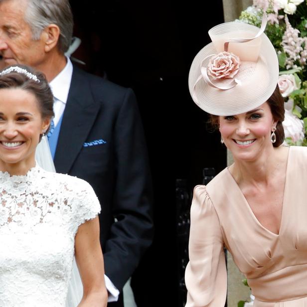 Pippa Middleton in ihrem Brautkleid mit Kate Middleton bei ihrer Hochzeit.
