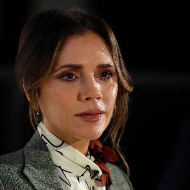 Nahaufnahme von Victoria Beckham mit Blazer und gemustertem Schal.