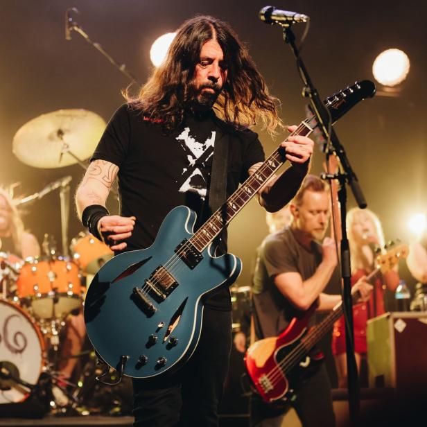 Dave Grohl spielt Gitarre während eines Auftritts mit den Foo Fighters.