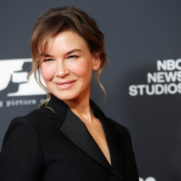Renée Zellweger posiert auf einem Event vor Logos von Big Picture und NBC News Studios.