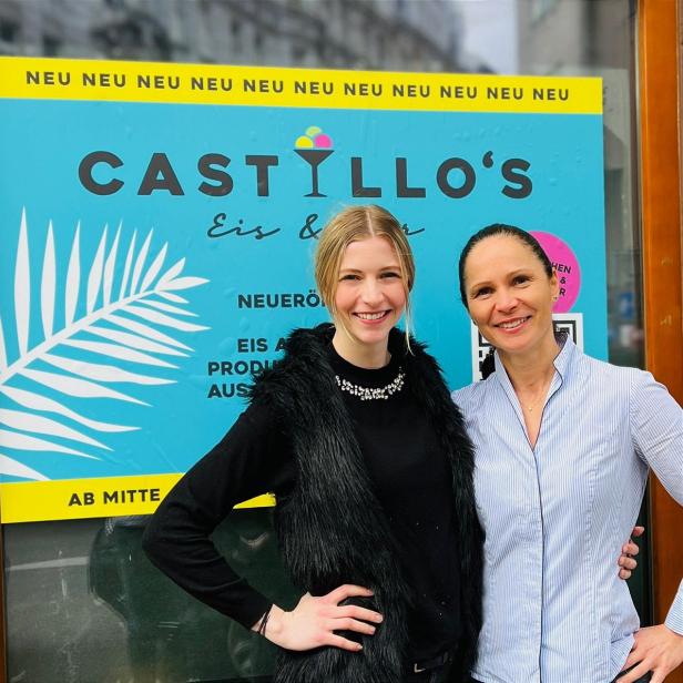 Zwei Frauen posieren vor dem „Castillo's Eis & ...“-Schild.