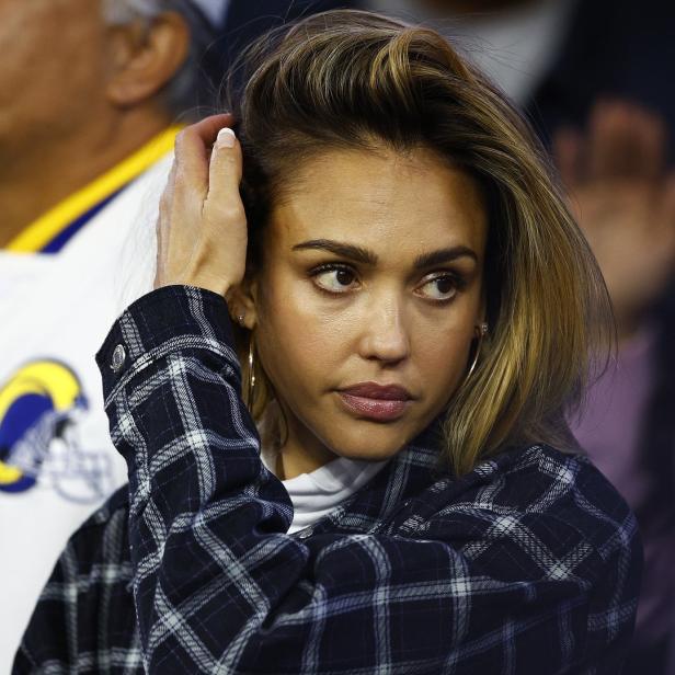 Jessica Alba bei einem Los Angeles Rams Spiel.