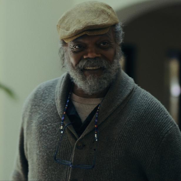 Samuel L. Jackson lächelt mit Bart und Schirmmütze in die Kamera.
