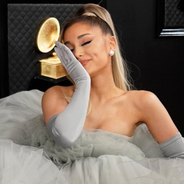 Ariana Grande posiert mit einer Grammy-Trophäe.