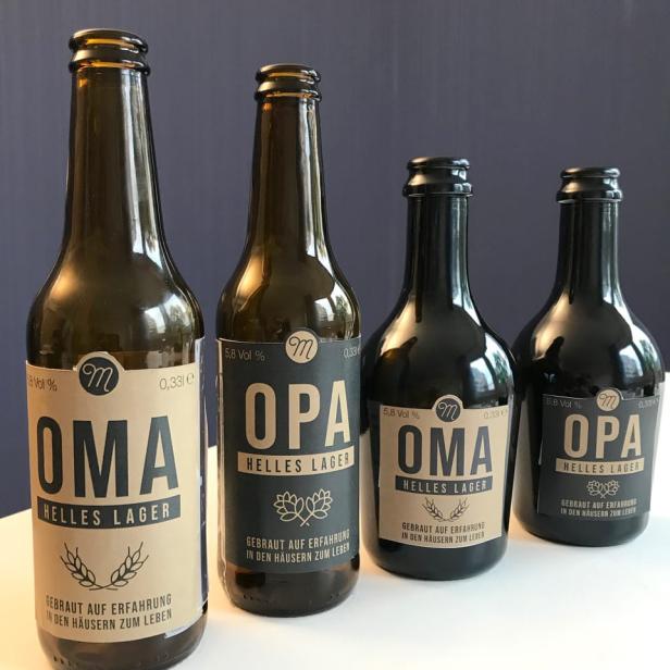 Vier Flaschen „Oma“ und „Opa“ Helles Lager stehen auf einem Tisch.