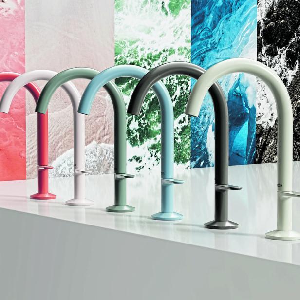 Eine Reihe farbiger Wasserhähne vor Hintergründen, die an natürliche Elemente erinnern.