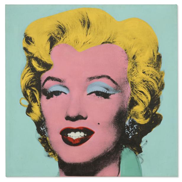 Ein Pop-Art-Porträt von Marilyn Monroe mit gelbem Haar und hellblauen Augen auf türkisfarbenem Grund.
