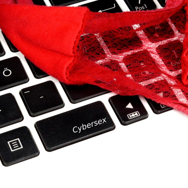 Ein rotes Kleidungsstück liegt auf einer Computertastatur, deren Taste „Cybersex“ beschriftet ist.