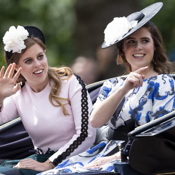 Prinzessin Beatrice und Prinzessin Eugenie fahren in einer Kutsche.