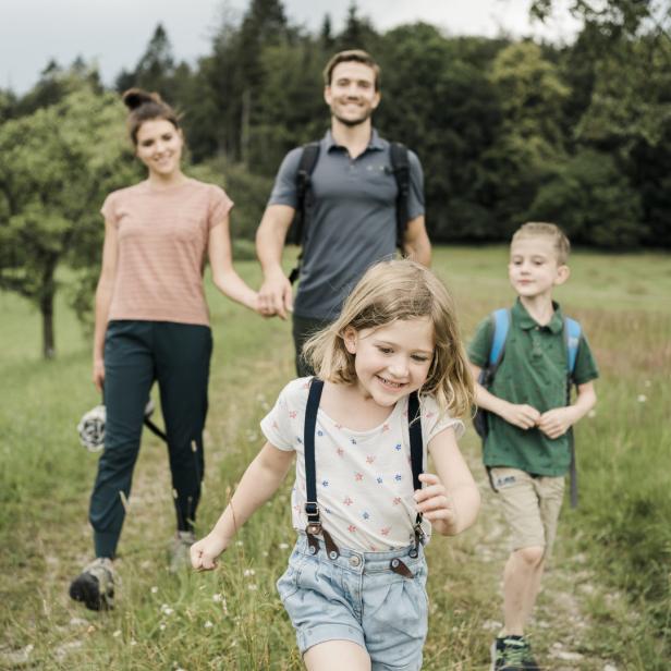 Familie beim Wandern.