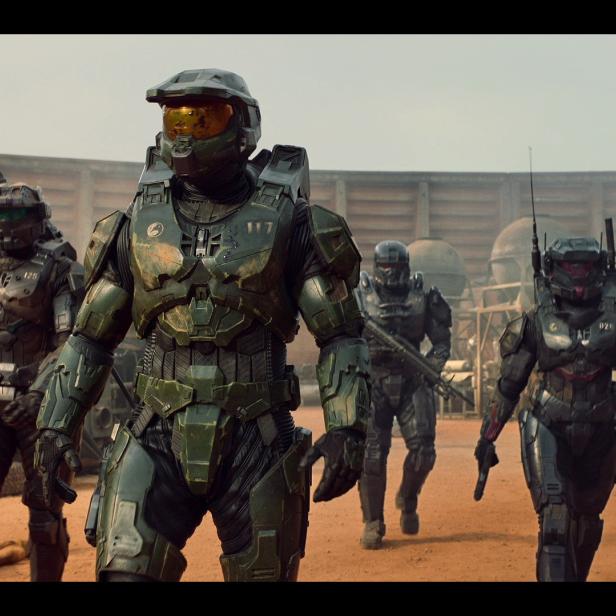Eine Gruppe von Spartan-Soldaten in Rüstung steht in einer Wüstenumgebung.