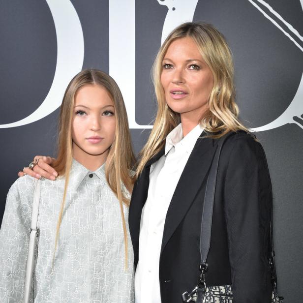 Kate Moss posiert mit ihrer Tochter Lila Grace Moss für ein Foto.