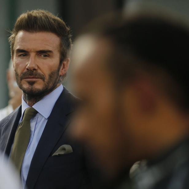 David Beckham in einem dunklen Anzug mit Krawatte.