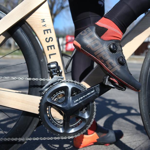 Detailaufnahme eines Fahrrads mit Holzrahmen und „Dura-Ace“-Komponenten.