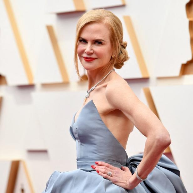 Nicole Kidman in einem hellblauen Kleid auf dem roten Teppich.