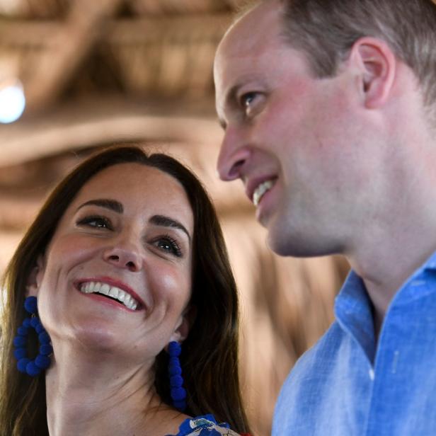 Kate Middleton und Prinz William lächeln sich an.