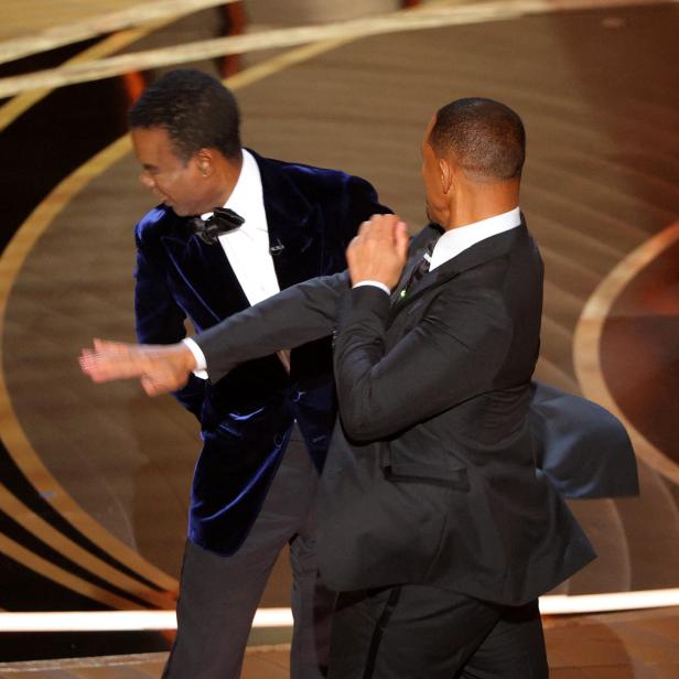 Will Smith schlägt Chris Rock während der Oscar-Verleihung 2022.