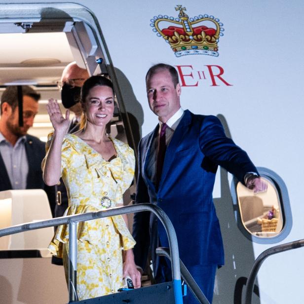 Prinz William und Prinzessin Kate verlassen ein Flugzeug auf den Bahamas.