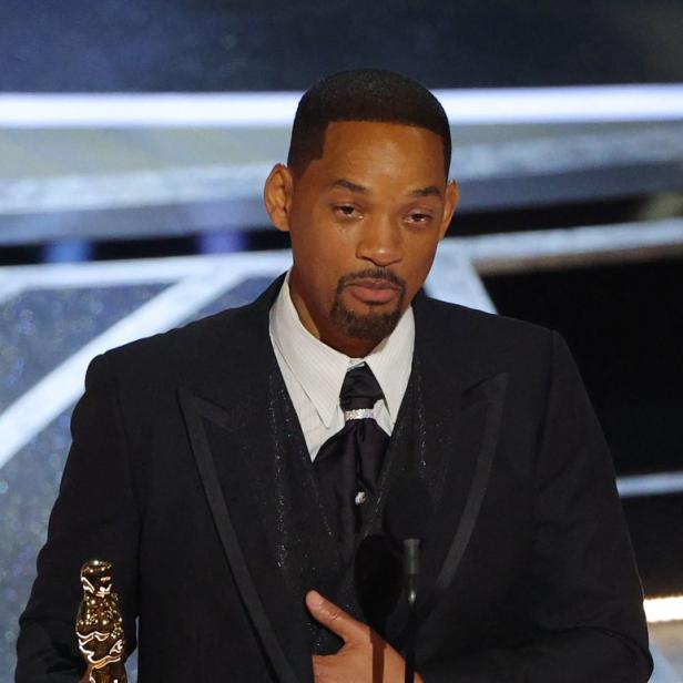 Will Smith hält eine Oscar-Statue in der Hand.