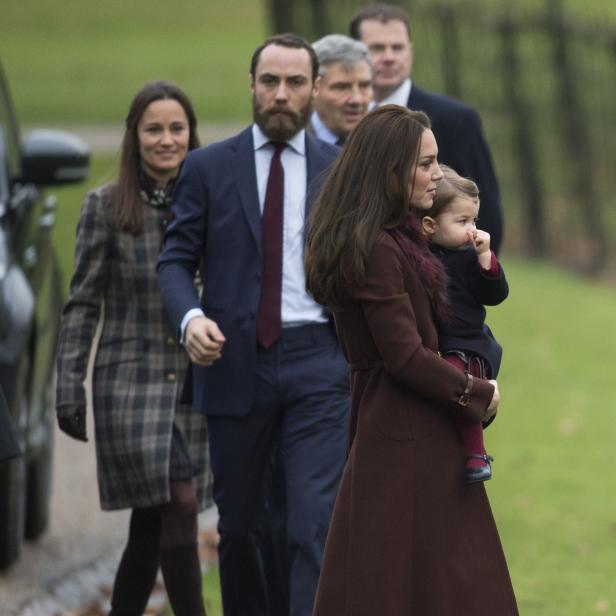 Kate Middleton mit Prinz George im Arm, begleitet von weiteren Familienmitgliedern.