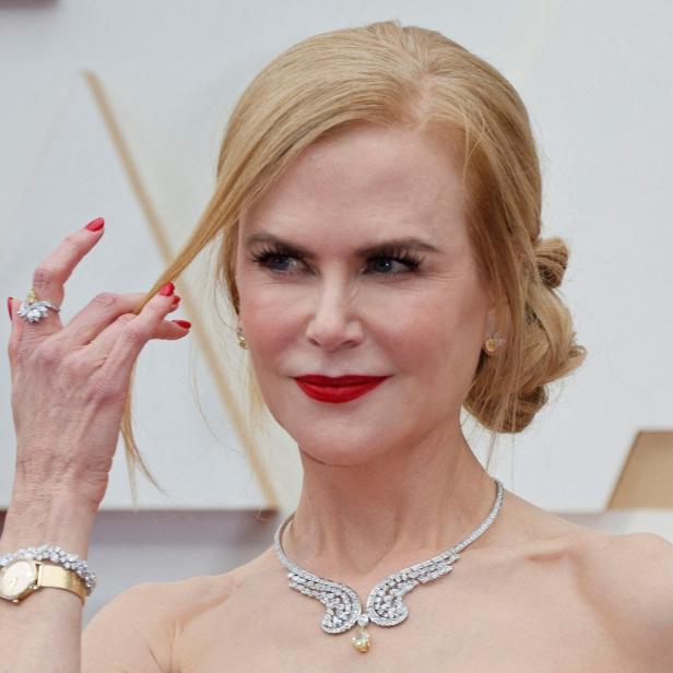 Nicole Kidman auf dem roten Teppich mit hochgesteckten blonden Haaren und auffälligem Schmuck.