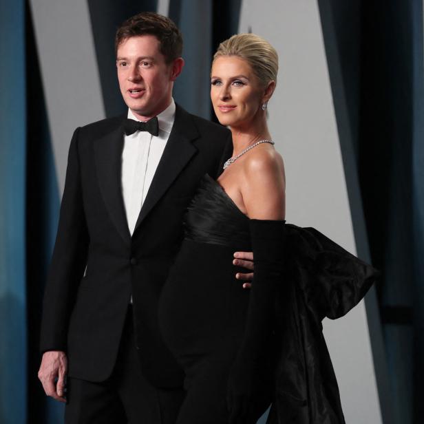 James Rothschild und Nicky Hilton posieren auf dem roten Teppich.
