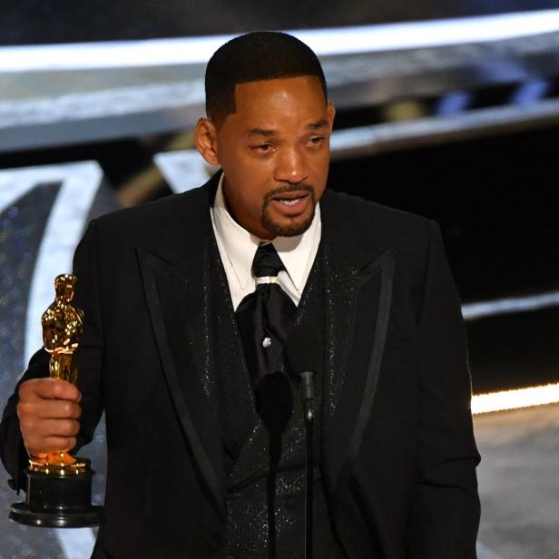 Will Smith hält bei einer Preisverleihung eine Oscar-Statue in der Hand.