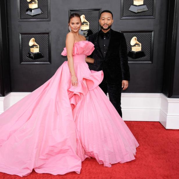 Chrissy Teigen und John Legend auf dem roten Teppich bei den Grammy Awards.