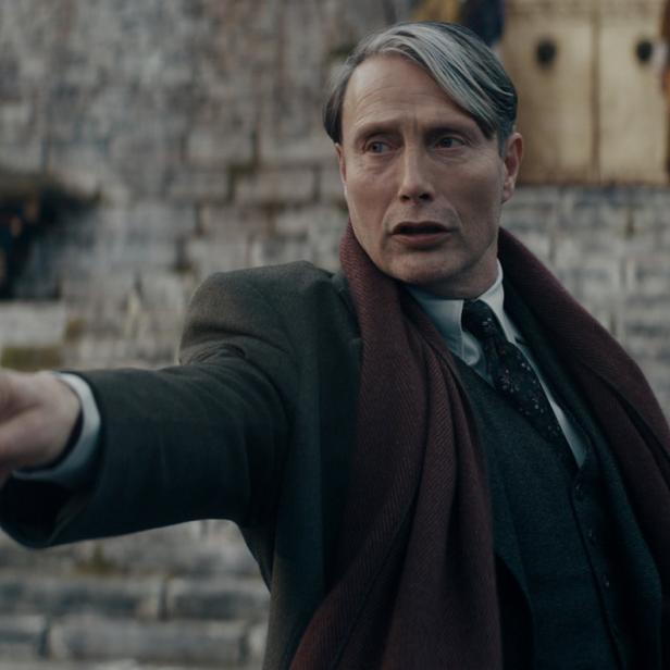 Mads Mikkelsen als Gellert Grindelwald mit Zauberstab in „Phantastische Tierwesen: Dumbledores Geheimnisse“.