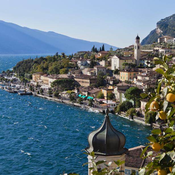 Blick auf den Gardasee und den Ort Malcesine mit seiner Scaligerburg.
