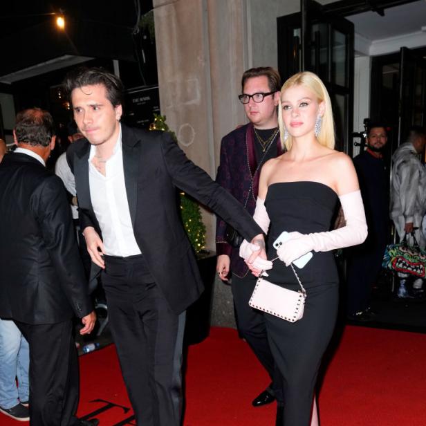 Brooklyn Peltz Beckham und Nicola Peltz Beckham auf einem roten Teppich.
