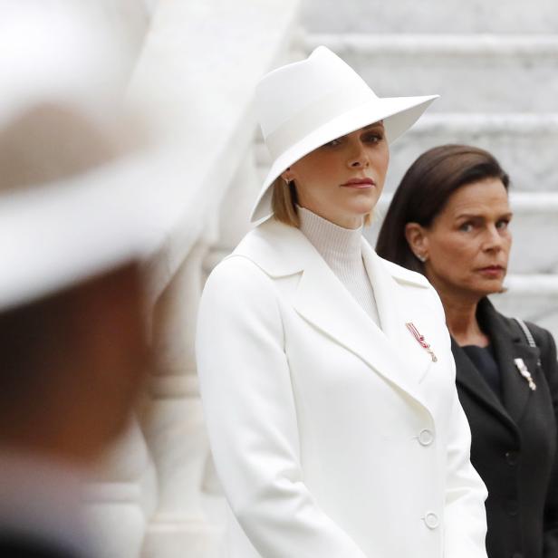 Fürstin Charlène von Monaco mit weißem Hut und Mantel.