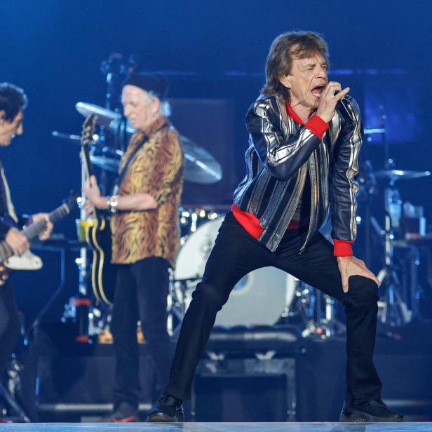 Mick Jagger von den Rolling Stones singt auf der Bühne.