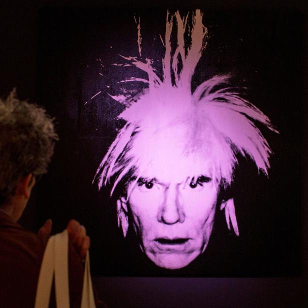 Ein Mann betrachtet „Selbstporträt“ von Andy Warhol während einer Medienvorschau im Auktionshaus Christie's in New York.