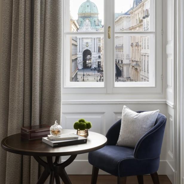 Blick aus einem Fenster auf die Hofburg in Wien.