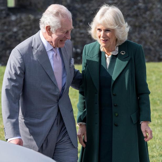 König Charles und Königin Camilla bei einem gemeinsamen Auftritt im Freien.