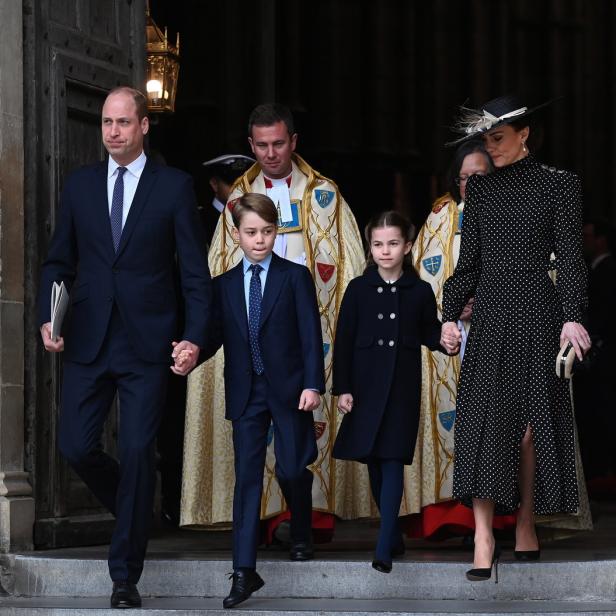 Prinz William, Kate Middleton, Prinz George und Prinzessin Charlotte verlassen eine Kirche.