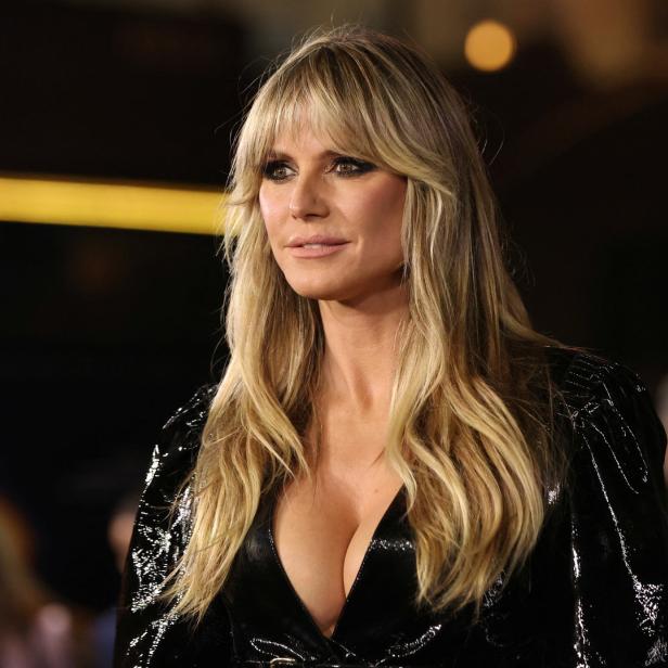 Heidi Klum mit blonden Haaren und schwarzem Kleid.
