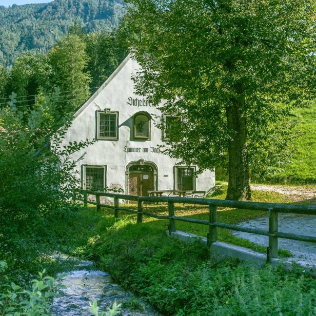 Das Gasthaus „Hammer am Bach“ liegt idyllisch an einem Bachlauf.