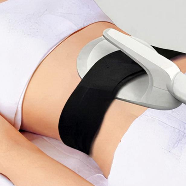 Eine Frau erhält eine nicht-invasive Behandlung zur Fettreduktion am Bauch.