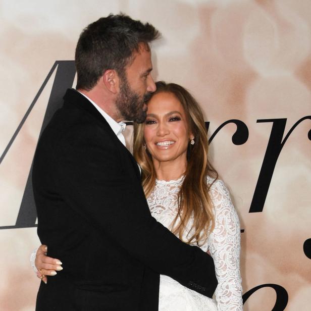 Ben Affleck umarmt Jennifer Lopez auf dem roten Teppich.