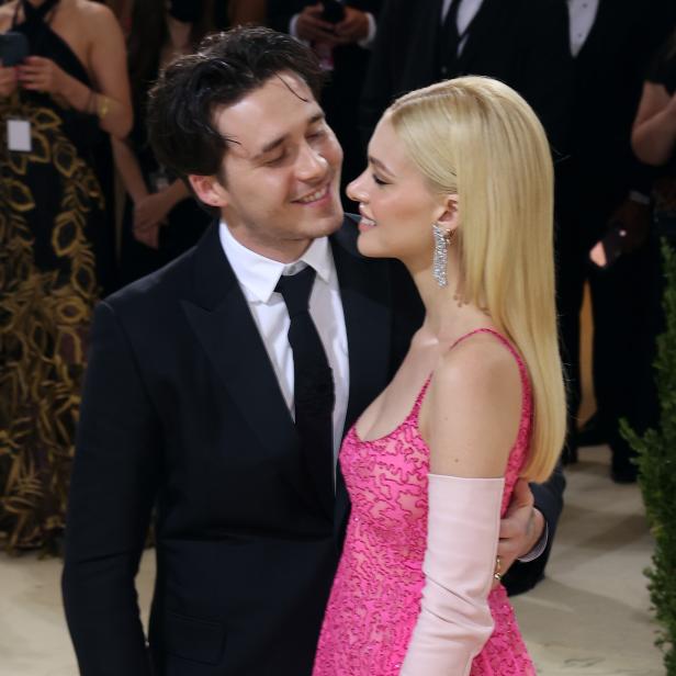 Brooklyn Beckham und Nicola Peltz bei einer Veranstaltung.