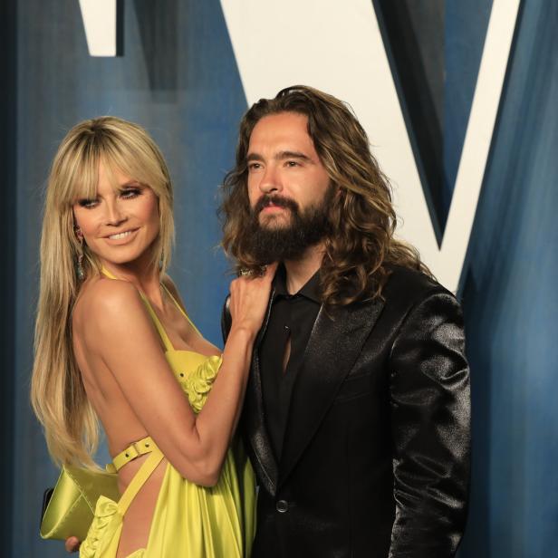 Heidi Klum und Tom Kaulitz posieren auf dem roten Teppich.