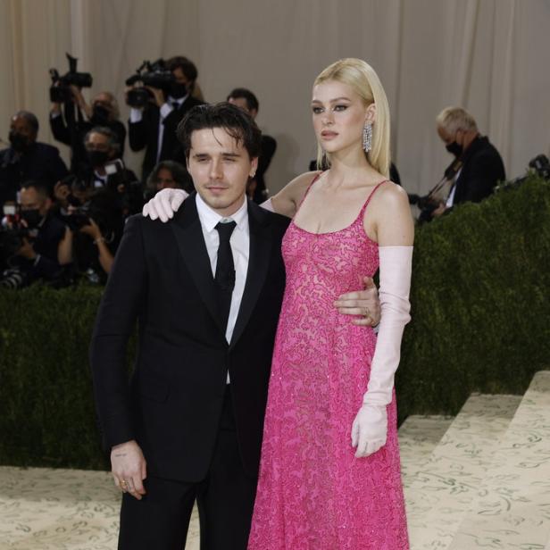 Brooklyn Beckham und Nicola Peltz posieren auf dem roten Teppich.