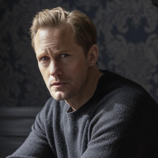 Porträt von Alexander Skarsgård in einem dunklen Pullover.