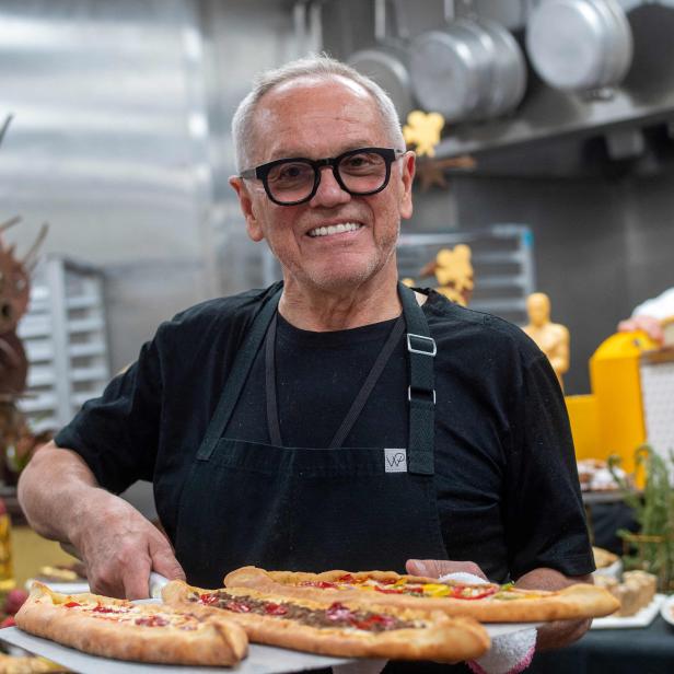 Wolfgang Puck präsentiert Speisen bei einer Veranstaltung der Oscar-Gouverneurs.
