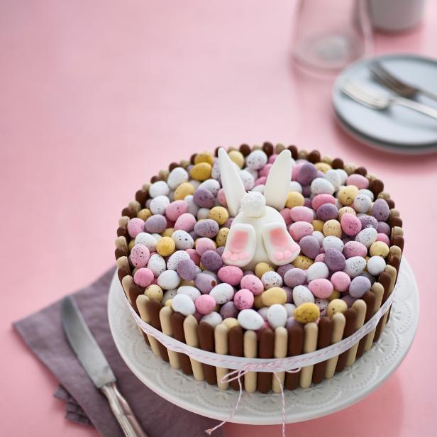 Ein Ostern-Schokoladenkuchen mit Mini-Eiern und einem Zuckerhasen.